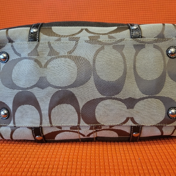 Coach Purse 👛 - Picture 6 of 9
